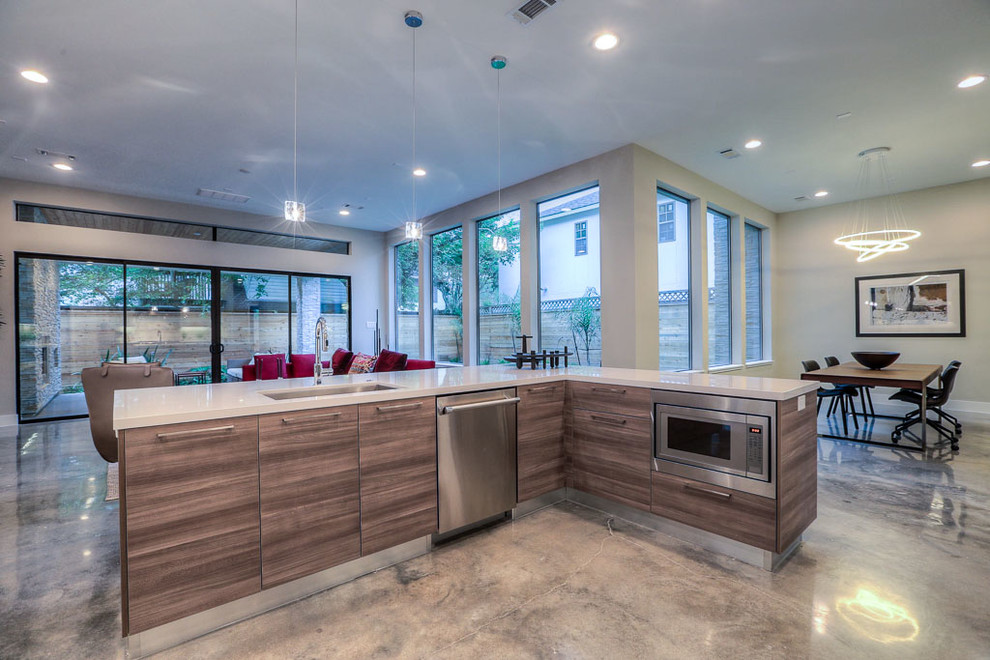 Immagine di una cucina contemporanea con lavello sottopiano, ante lisce, ante in legno scuro, top in quarzite, paraspruzzi bianco e pavimento in cemento