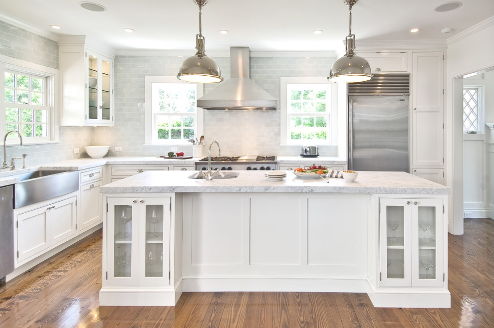 Kitchen - traditional kitchen idea in New York