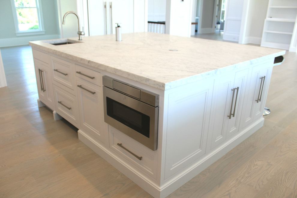 Esempio di una grande cucina minimalista con lavello sottopiano, ante in stile shaker, ante bianche, top in marmo, paraspruzzi bianco, paraspruzzi con piastrelle in pietra e elettrodomestici in acciaio inossidabile