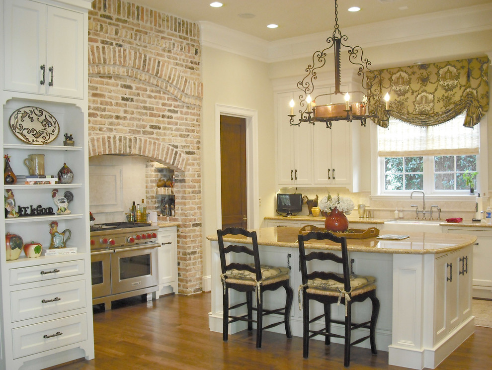 Kitchen - traditional kitchen idea in Houston