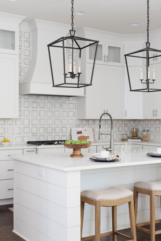 Foto di una cucina country con ante in stile shaker, ante bianche, paraspruzzi bianco, pavimento in legno massello medio, pavimento marrone e top bianco
