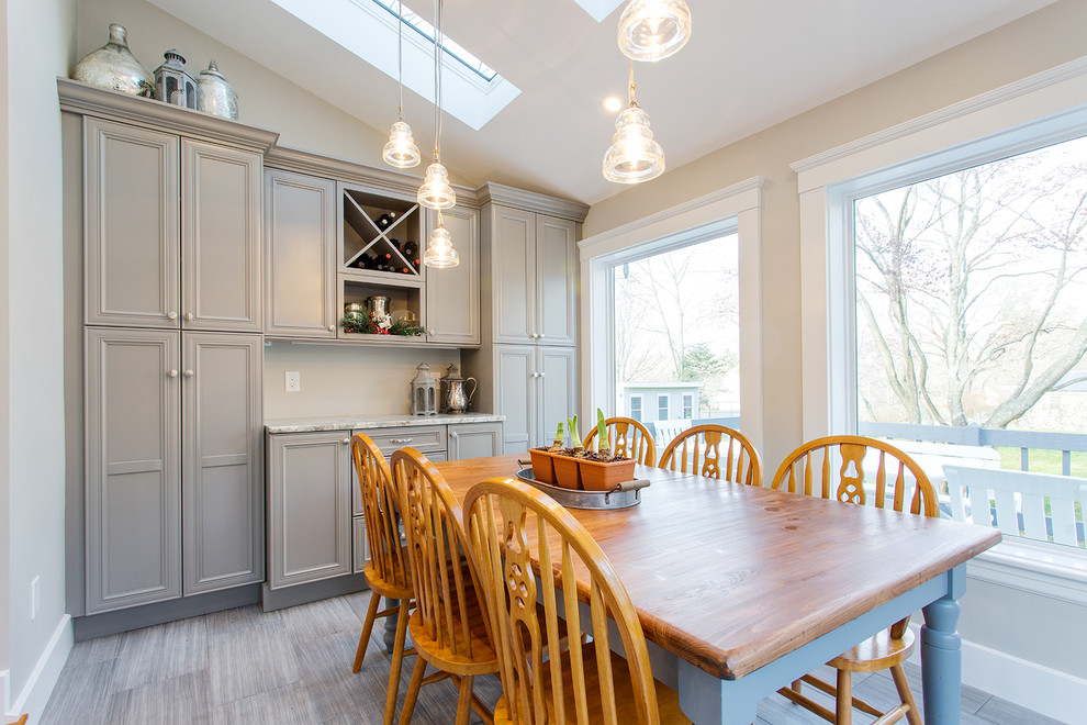 Modern inredning av ett mellanstort kök, med grå skåp, granitbänkskiva, en rustik diskho, luckor med infälld panel, vitt stänkskydd, stänkskydd i keramik, rostfria vitvaror, mellanmörkt trägolv och en halv köksö