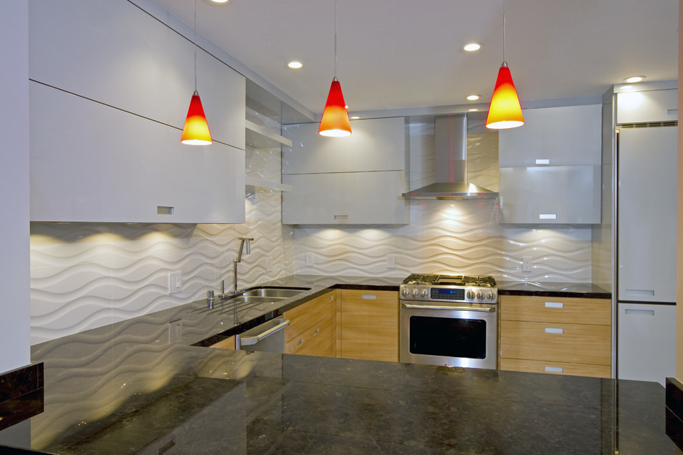 Imagen de cocina minimalista con fregadero bajoencimera, armarios con paneles lisos, electrodomésticos con paneles y península
