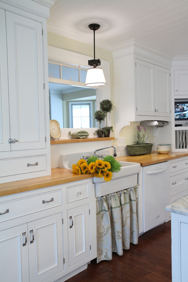 Inspiration for a farmhouse kitchen in Cleveland.