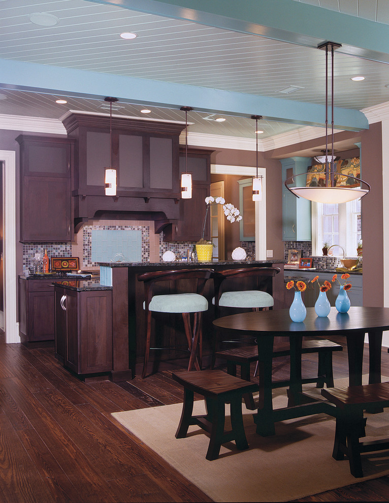 Kitchen - traditional kitchen idea in Charleston