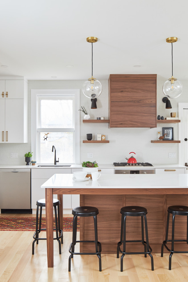 Immagine di una cucina abitabile nordica con parquet chiaro e pavimento beige