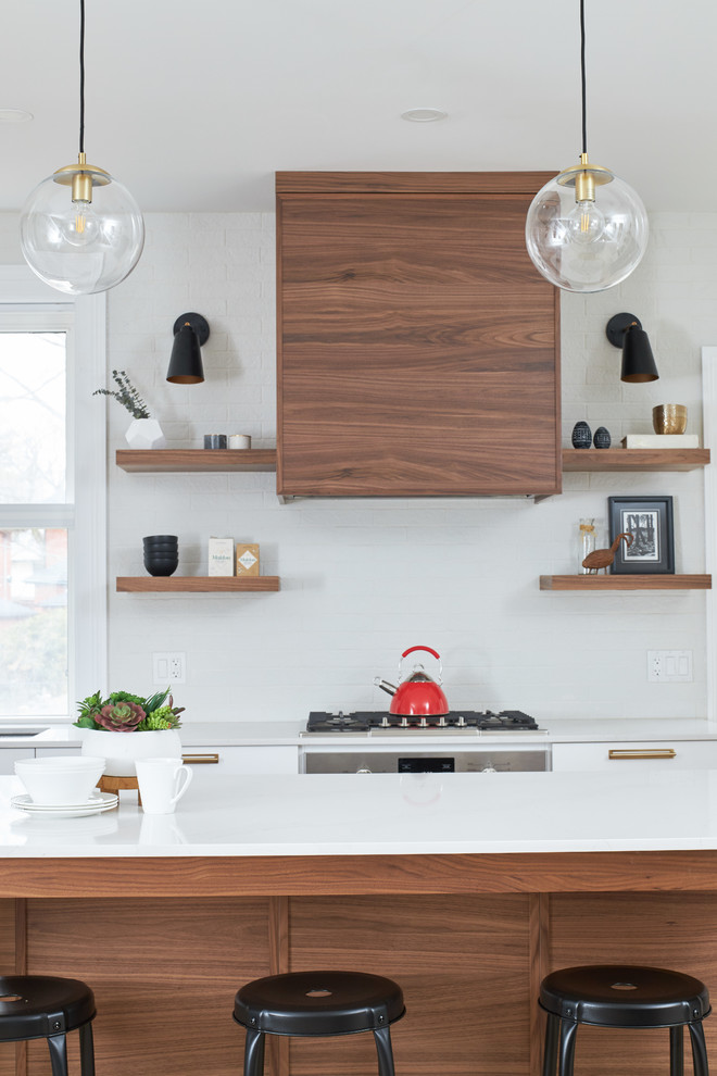 Foto di una cucina abitabile scandinava con parquet chiaro e pavimento beige