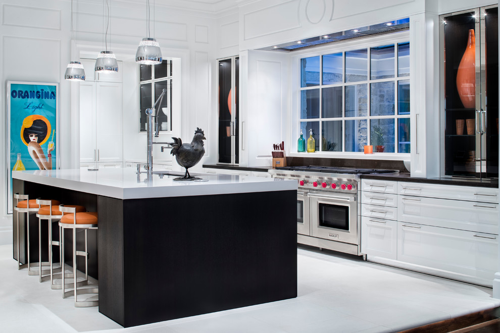 オースティンにあるラグジュアリーな広いコンテンポラリースタイルのおしゃれなキッチン (シェーカースタイル扉のキャビネット、白いキャビネット、シルバーの調理設備、白い床) の写真