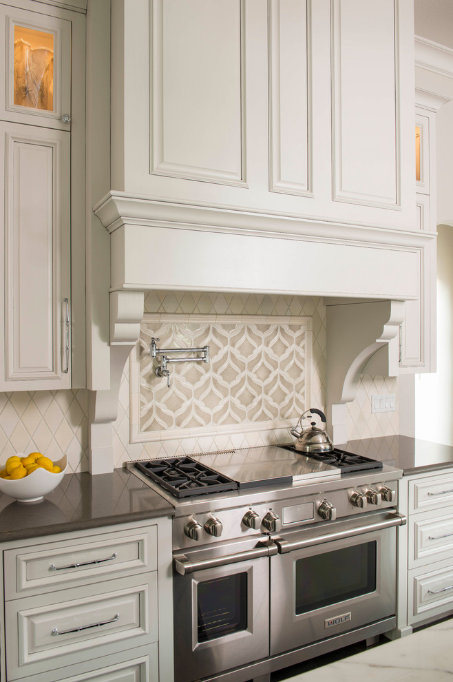 Exempel på ett stort klassiskt kök, med luckor med upphöjd panel, grå skåp, bänkskiva i kvarts, beige stänkskydd, stänkskydd i keramik, rostfria vitvaror och flera köksöar
