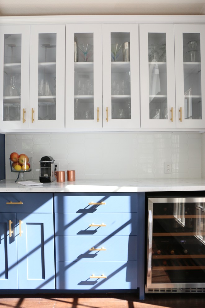 Пример оригинального дизайна: большая параллельная кухня-гостиная в стиле неоклассика (современная классика) с с полувстраиваемой мойкой (с передним бортиком), фасадами в стиле шейкер, синими фасадами, мраморной столешницей, белым фартуком, фартуком из керамической плитки, техникой из нержавеющей стали, паркетным полом среднего тона и полуостровом
