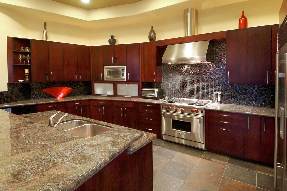 Foto di una cucina american style con paraspruzzi con piastrelle a mosaico, ante lisce, ante in legno bruno, elettrodomestici in acciaio inossidabile e paraspruzzi multicolore