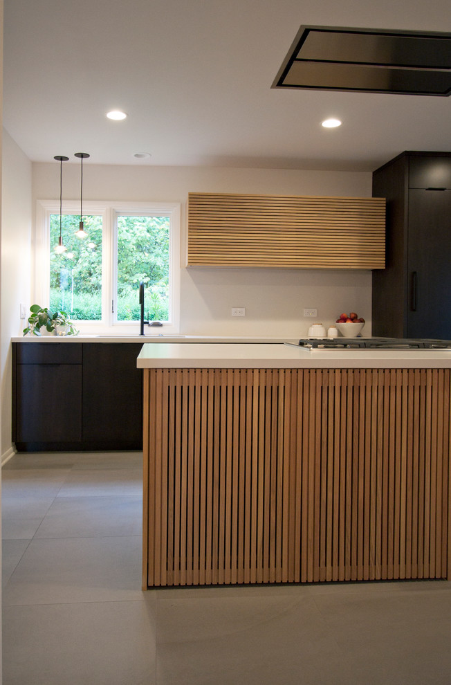 Exempel på ett mellanstort retro linjärt kök och matrum, med en undermonterad diskho, släta luckor, skåp i mörkt trä, bänkskiva i kvarts, vitt stänkskydd, svarta vitvaror, klinkergolv i porslin, en köksö och grått golv