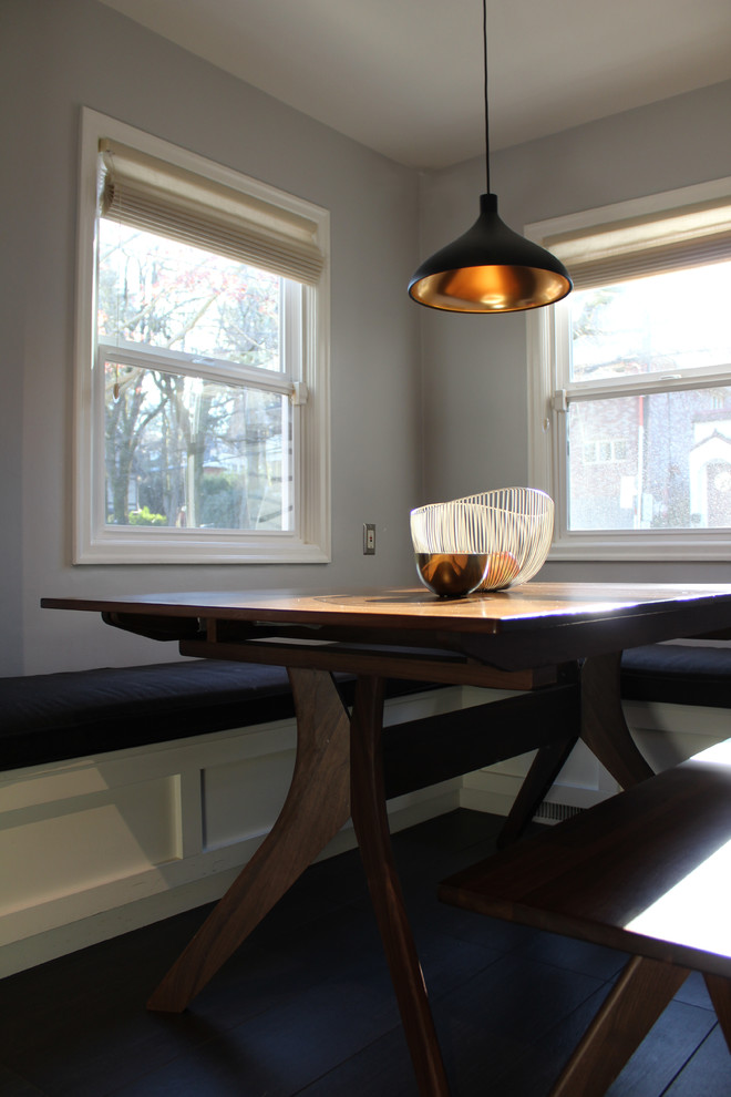 Kleine Moderne Wohnküche mit Keramikboden in Portland