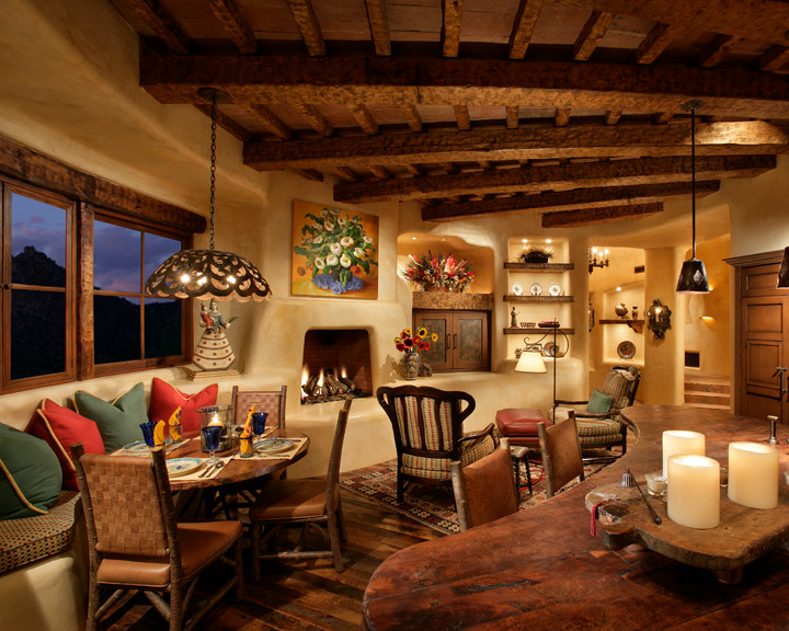 Mediterrane Küche mit Schrankfronten mit vertiefter Füllung, Arbeitsplatte aus Holz und braunem Holzboden in Phoenix