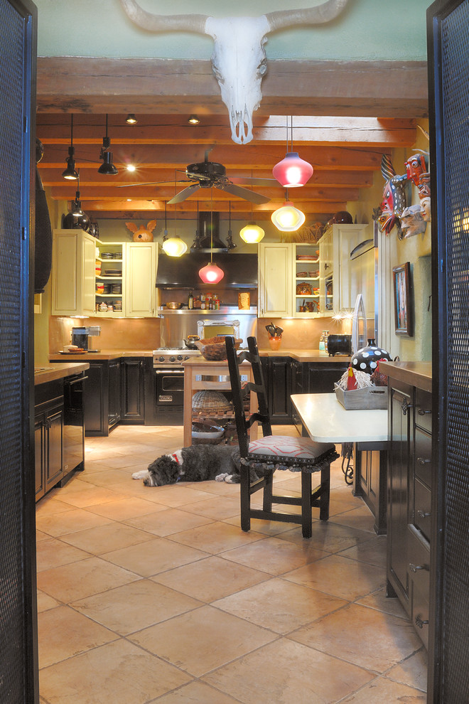 アルバカーキにあるサンタフェスタイルのおしゃれなアイランドキッチン (レイズドパネル扉のキャビネット、コンクリートカウンター) の写真