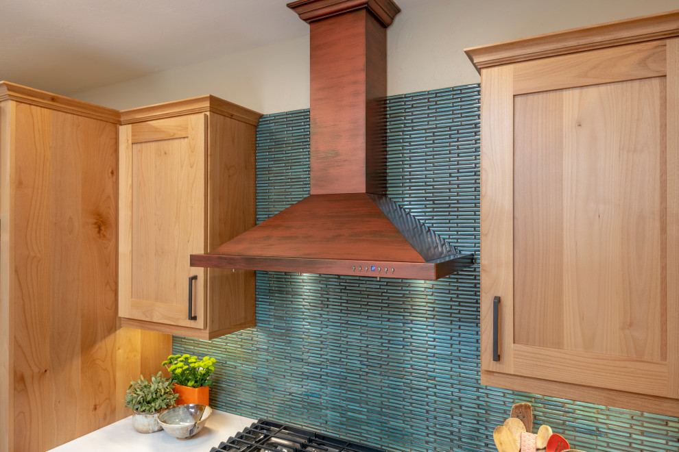 Immagine di un grande cucina con isola centrale american style con lavello sottopiano, ante in stile shaker, ante in legno scuro, top in quarzo composito, paraspruzzi blu, paraspruzzi con piastrelle in ceramica, elettrodomestici in acciaio inossidabile, pavimento in terracotta, pavimento arancione e top bianco