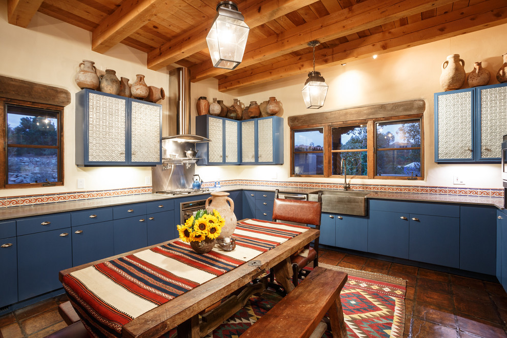 アルバカーキにあるラグジュアリーな広いサンタフェスタイルのおしゃれなキッチンの写真