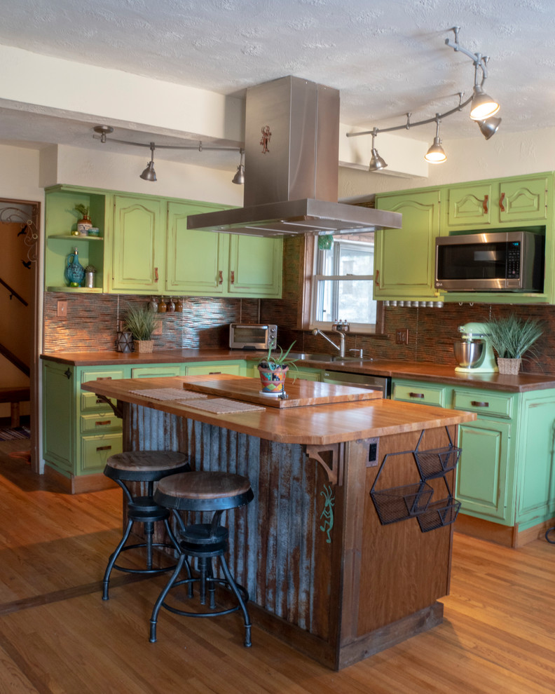 Mittelgroße Mediterrane Wohnküche in U-Form mit Unterbauwaschbecken, Betonarbeitsplatte, Küchengeräten aus Edelstahl, braunem Holzboden und Kücheninsel in Denver