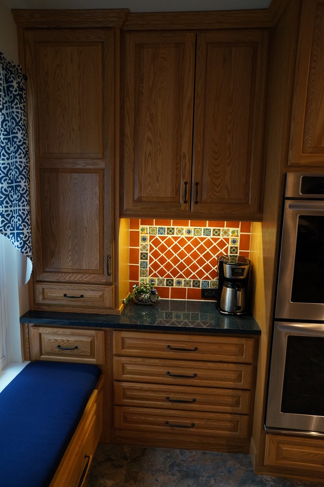 Exempel på ett litet amerikanskt kök, med en undermonterad diskho, luckor med upphöjd panel, skåp i mellenmörkt trä, bänkskiva i kvarts, brunt stänkskydd, stänkskydd i terrakottakakel, rostfria vitvaror och linoleumgolv