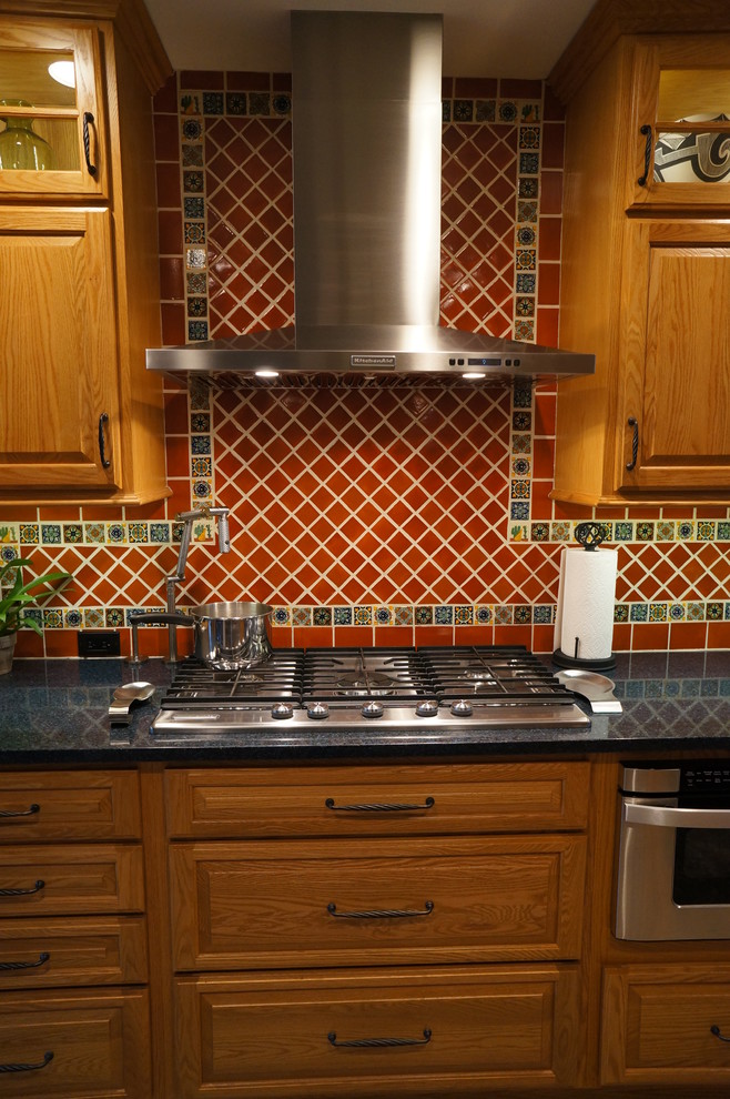 Foto på ett litet amerikanskt kök, med en undermonterad diskho, luckor med upphöjd panel, skåp i mellenmörkt trä, bänkskiva i kvarts, brunt stänkskydd, stänkskydd i terrakottakakel, rostfria vitvaror och linoleumgolv