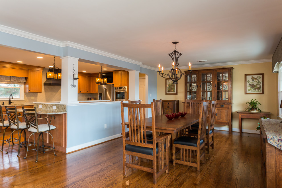 Idée de décoration pour une très grande salle à manger ouverte sur le salon craftsman avec un sol en bois brun.