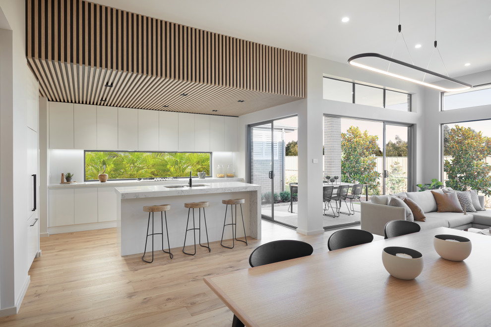 Mittelgroße Moderne Küche mit Unterbauwaschbecken, Kücheninsel und Holzdecke in Sydney