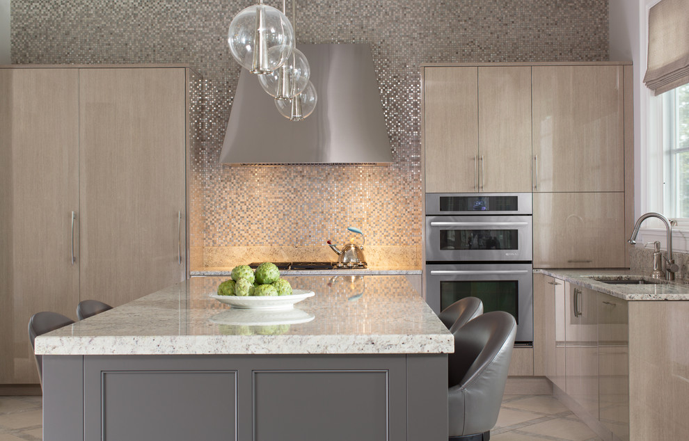 Moderne Küche in L-Form mit Rückwand aus Mosaikfliesen und Kücheninsel in Baltimore