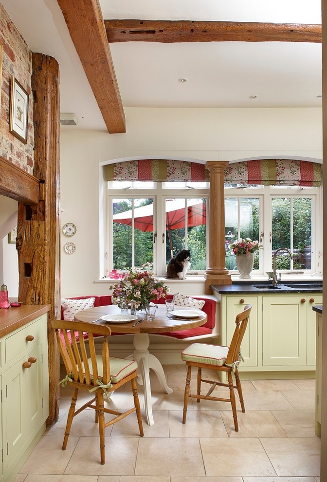Kleine Country Wohnküche mit Unterbauwaschbecken, Schrankfronten im Shaker-Stil, grünen Schränken, Granit-Arbeitsplatte, Kalkstein und Kücheninsel in Surrey