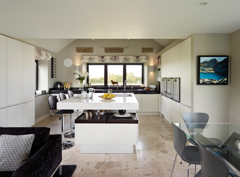 Esempio di una piccola cucina contemporanea con ante bianche, elettrodomestici in acciaio inossidabile e pavimento in marmo