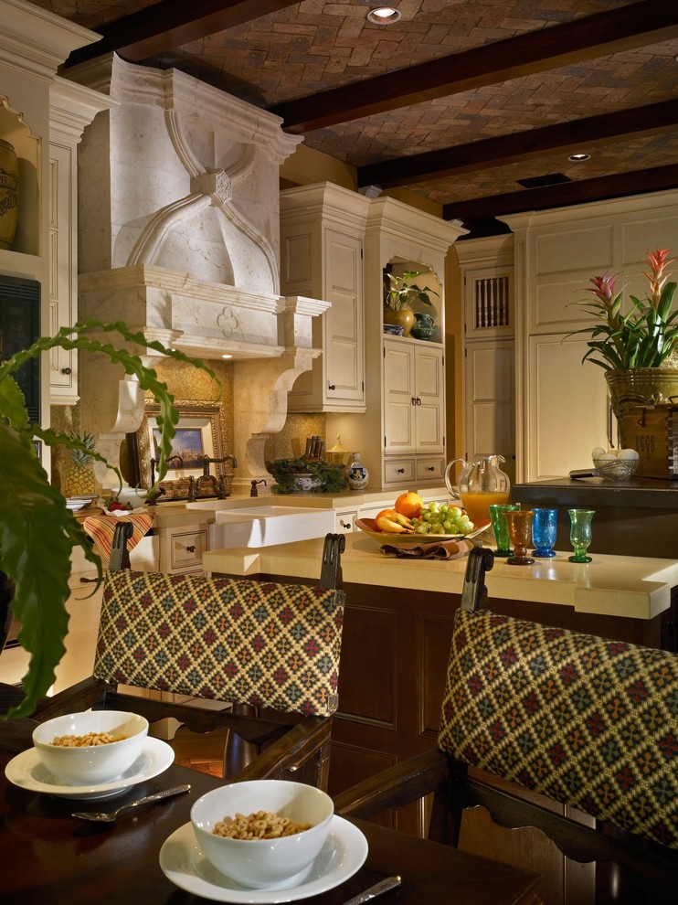 Esempio di una grande cucina vittoriana con lavello stile country, ante a filo, ante beige, paraspruzzi beige e paraspruzzi con piastrelle a mosaico