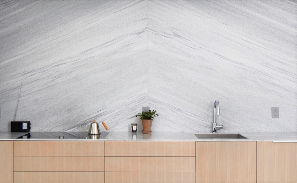 Einzeilige Moderne Wohnküche ohne Insel mit Marmor-Arbeitsplatte, Küchenrückwand in Grau, Rückwand aus Marmor und grauer Arbeitsplatte in Austin