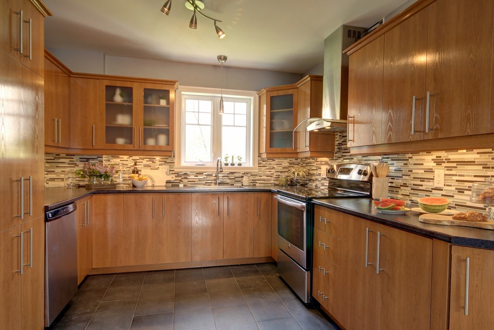Bild på ett mellanstort funkis kök, med en integrerad diskho, släta luckor, skåp i mellenmörkt trä, träbänkskiva, flerfärgad stänkskydd, stänkskydd i keramik, rostfria vitvaror och skiffergolv