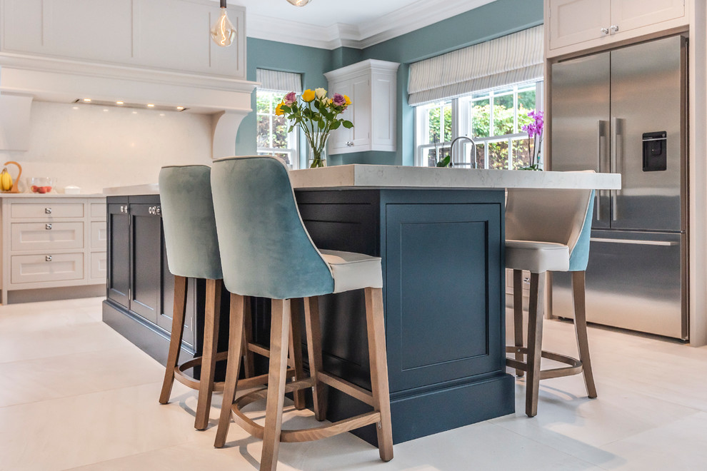 Offene Klassische Küche in L-Form mit Schrankfronten im Shaker-Stil, grauen Schränken, Küchenrückwand in Beige, Kücheninsel, grauem Boden und grauer Arbeitsplatte in Surrey