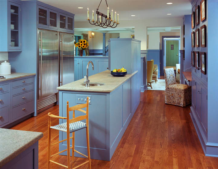 フィラデルフィアにあるラグジュアリーなカントリー風のおしゃれなキッチン (シングルシンク、シェーカースタイル扉のキャビネット、青いキャビネット、人工大理石カウンター、白い調理設備、無垢フローリング) の写真