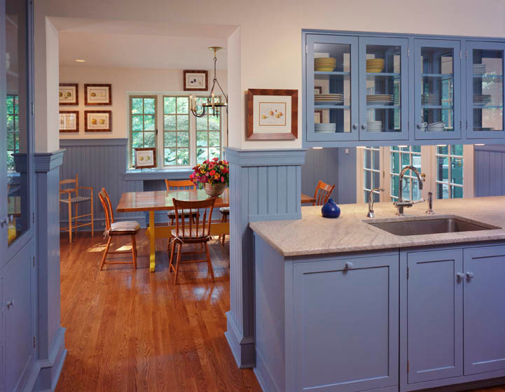 フィラデルフィアにあるラグジュアリーなカントリー風のおしゃれなキッチン (シングルシンク、シェーカースタイル扉のキャビネット、青いキャビネット、人工大理石カウンター、無垢フローリング) の写真