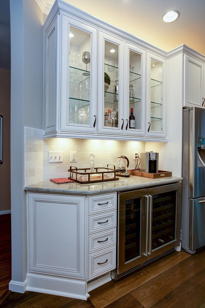 Foto di una cucina chic con lavello stile country, ante lisce, ante bianche, top in marmo, elettrodomestici in acciaio inossidabile e parquet scuro