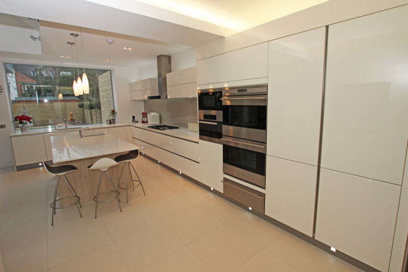 Spacious white handleless kitchen - Modern - Kitchen - London - by LWK ...