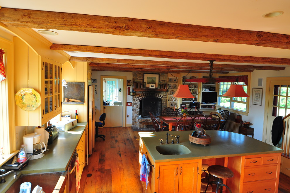Exempel på ett mellanstort klassiskt kök, med en integrerad diskho, skåp i shakerstil, skåp i mellenmörkt trä, bänkskiva i betong, mellanmörkt trägolv, en köksö och brunt golv