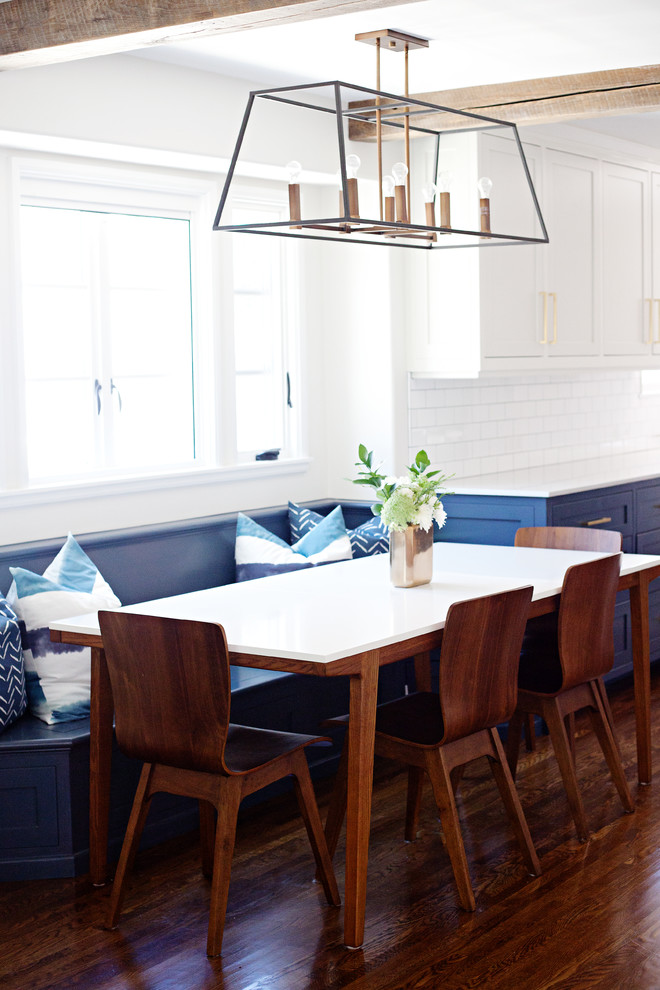 Cette photo montre une salle à manger ouverte sur la cuisine nature de taille moyenne avec parquet foncé et un sol marron.