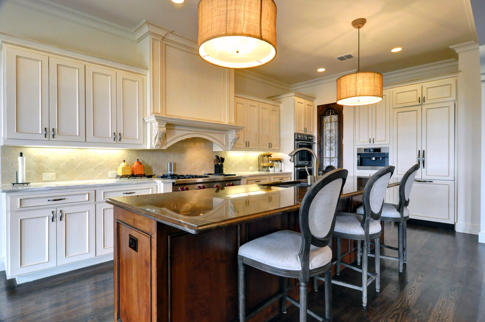 Foto di una cucina a L minimal con ante con riquadro incassato, ante beige, paraspruzzi beige e elettrodomestici da incasso