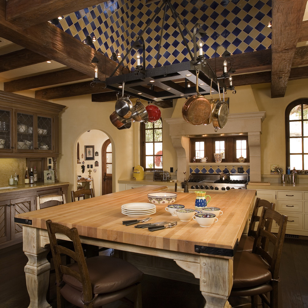 Foto di una grande cucina mediterranea chiusa con ante bianche, top in legno, ante in stile shaker, paraspruzzi multicolore, paraspruzzi con piastrelle in ceramica, parquet scuro, pavimento marrone e top marrone