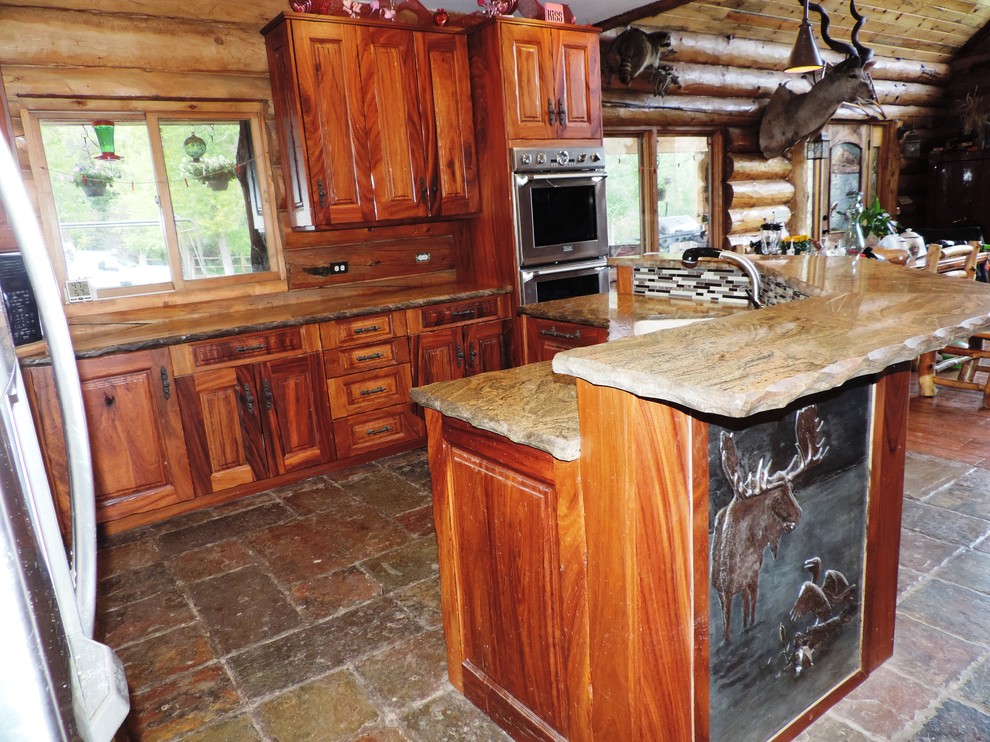 Idéer för att renovera ett mellanstort amerikanskt beige beige kök, med luckor med upphöjd panel, skåp i mörkt trä, granitbänkskiva, grått stänkskydd, stänkskydd i stenkakel, rostfria vitvaror, skiffergolv, en köksö och flerfärgat golv