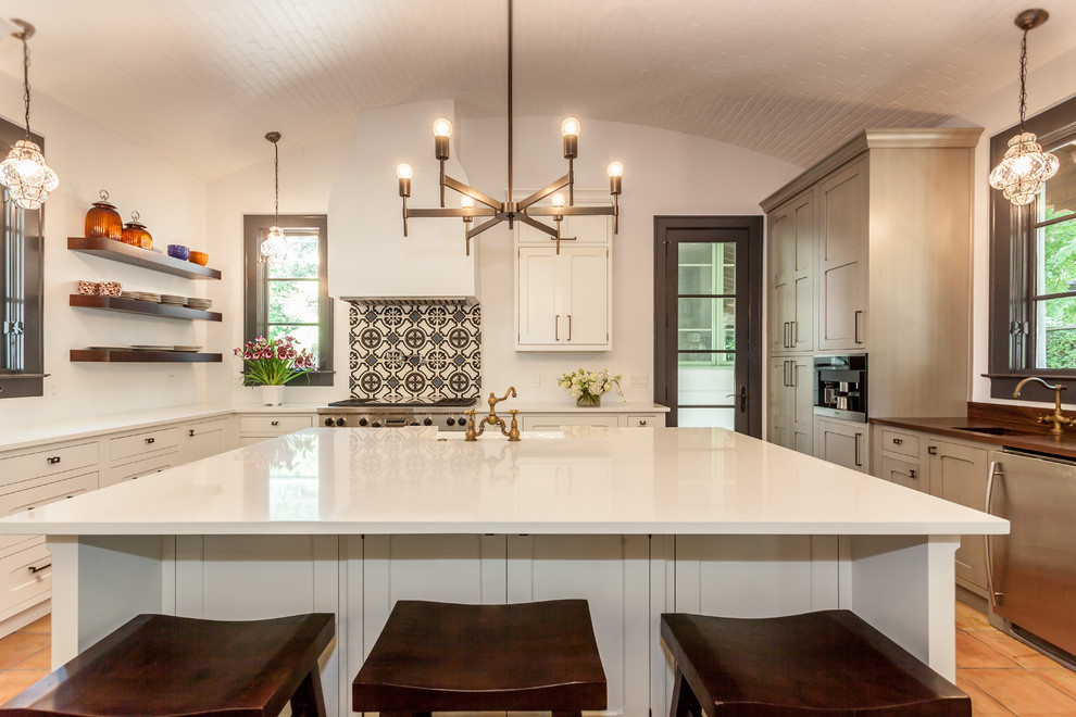 Klassische Küche in U-Form mit Schrankfronten im Shaker-Stil, grauen Schränken, Küchengeräten aus Edelstahl, Kücheninsel und bunter Rückwand in Austin