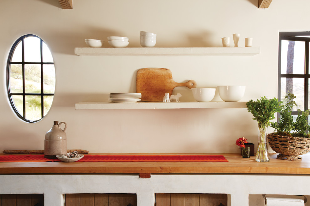 Mediterrane Küche mit Küchenrückwand in Weiß und braunem Holzboden in Los Angeles