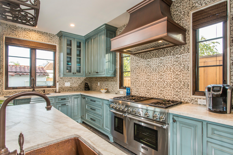 Foto på ett medelhavsstil kök, med en undermonterad diskho, luckor med upphöjd panel, turkosa skåp, flerfärgad stänkskydd, rostfria vitvaror, mörkt trägolv, en köksö och brunt golv