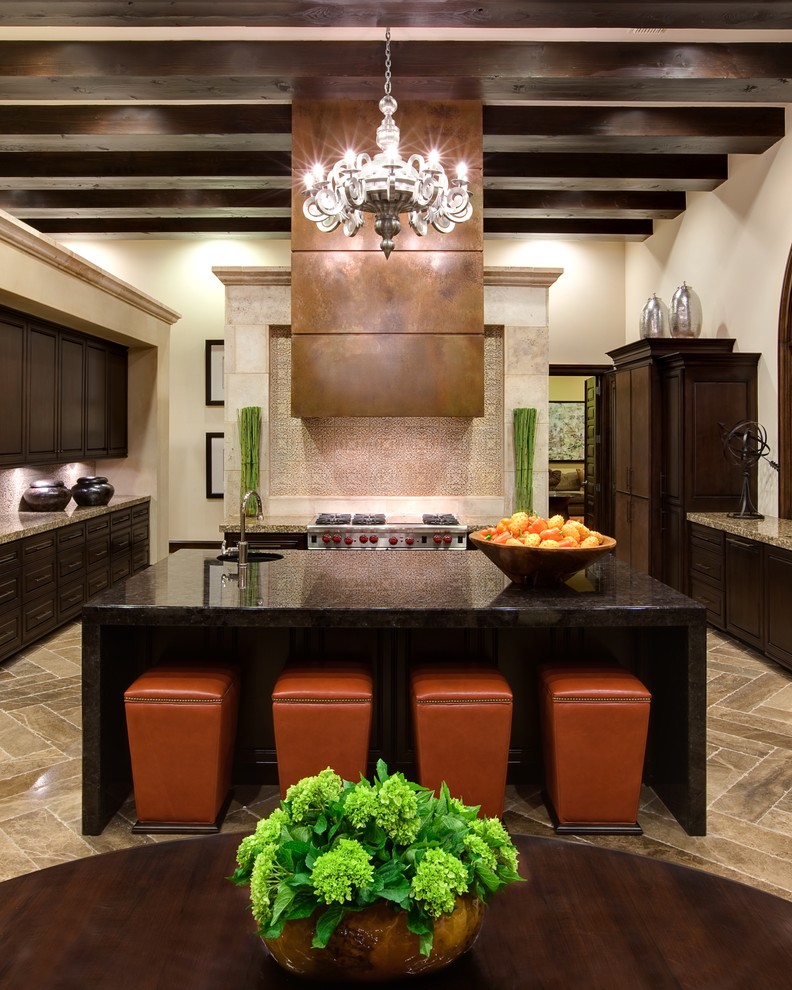 Rustikale Küche mit Granit-Arbeitsplatte und Mauersteinen in Austin