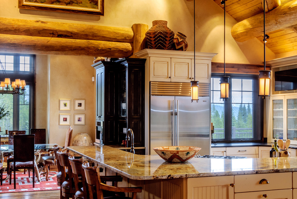 Esempio di una cucina abitabile rustica con ante con bugna sagomata, ante bianche, top in granito, paraspruzzi nero, paraspruzzi in lastra di pietra e elettrodomestici in acciaio inossidabile