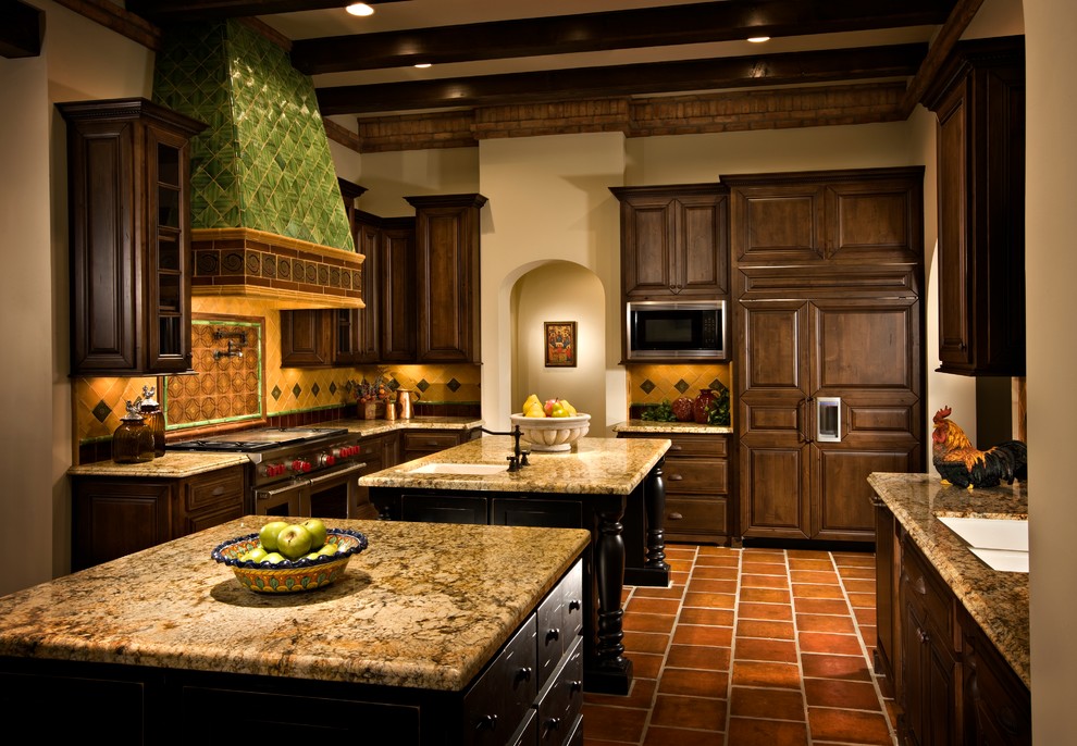 Exempel på ett stort rustikt kök, med en dubbel diskho, luckor med upphöjd panel, skåp i slitet trä, granitbänkskiva, flerfärgad stänkskydd, stänkskydd i keramik, rostfria vitvaror, klinkergolv i terrakotta och flera köksöar