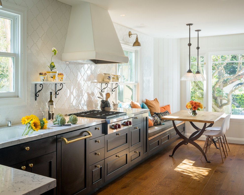 Mediterrane Wohnküche mit Schrankfronten im Shaker-Stil, schwarzen Schränken, Küchenrückwand in Weiß, Küchengeräten aus Edelstahl und dunklem Holzboden in San Francisco