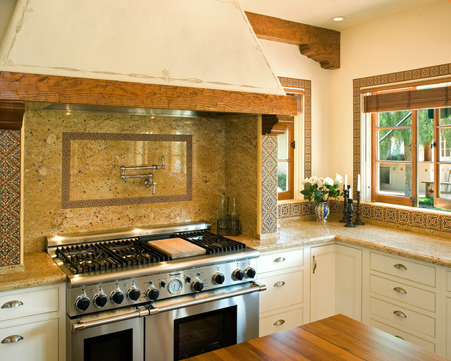 Spanish Style Kitchen custom hood and wood beams Campagne Cuisine San Diego par Design